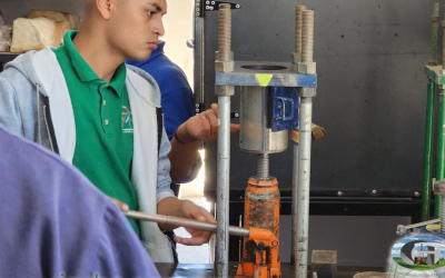 Nuestro laboratorio de ensayo cuenta con equipo capacitado y especializado